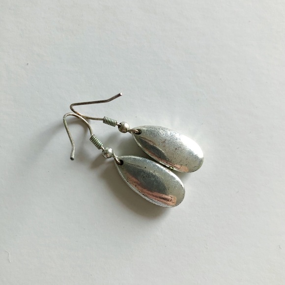 SUZY SHIER Small Silver Crystal Drop Earrings - Picture 4 of 6